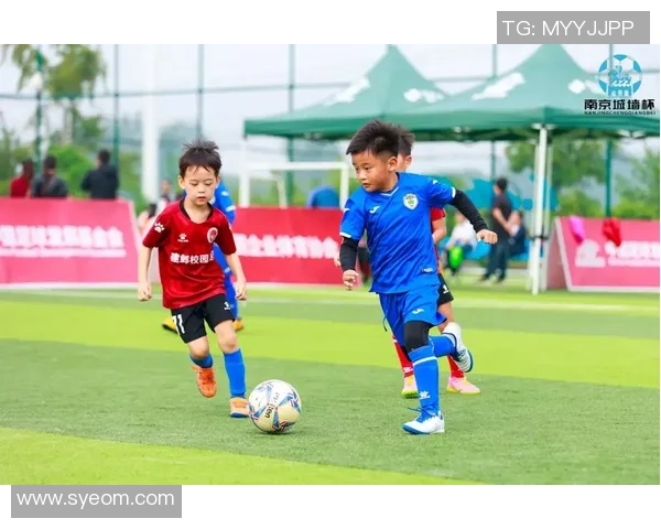 足球明星出发瞬间捕捉精彩时刻的照片展现他们的风采与魅力